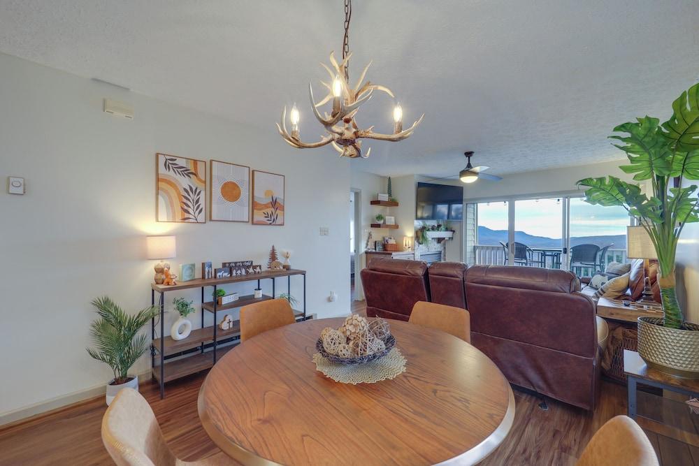 Lovely Beech Mountain Condo w/ Balcony & Views!
