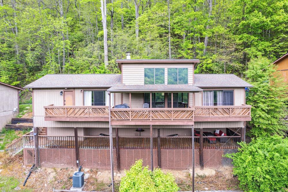 Maggie Valley Mountain Escape w/ Fireplace & Deck!