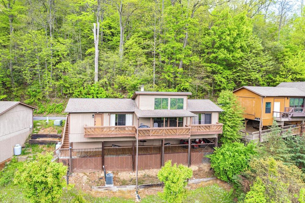 Maggie Valley Mountain Escape w/ Fireplace & Deck!