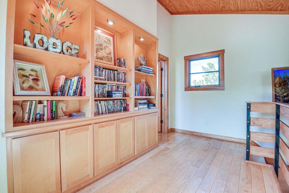 Lake Whitney Cabin w/ Hot Tub & Fire Pit!