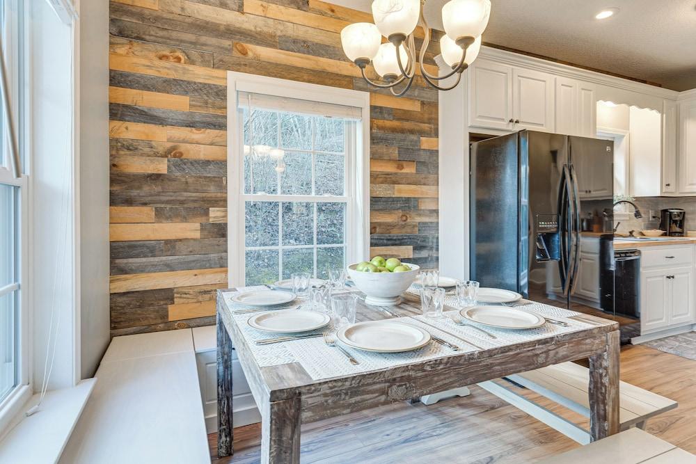 Hammocks & Forest Views: Creekside Murphy Retreat