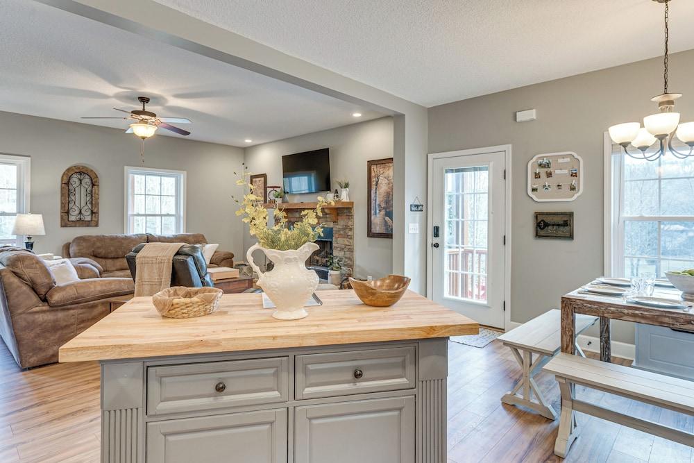 Hammocks & Forest Views: Creekside Murphy Retreat