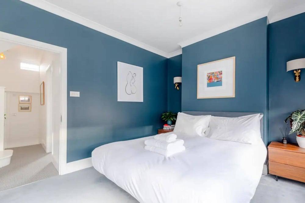 Beautifully Designed 2BD House - by Queen's Park!