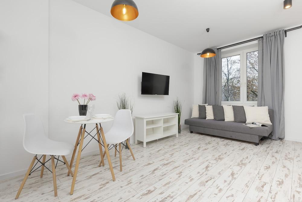 Gagarina Apartment Warsaw by Renters