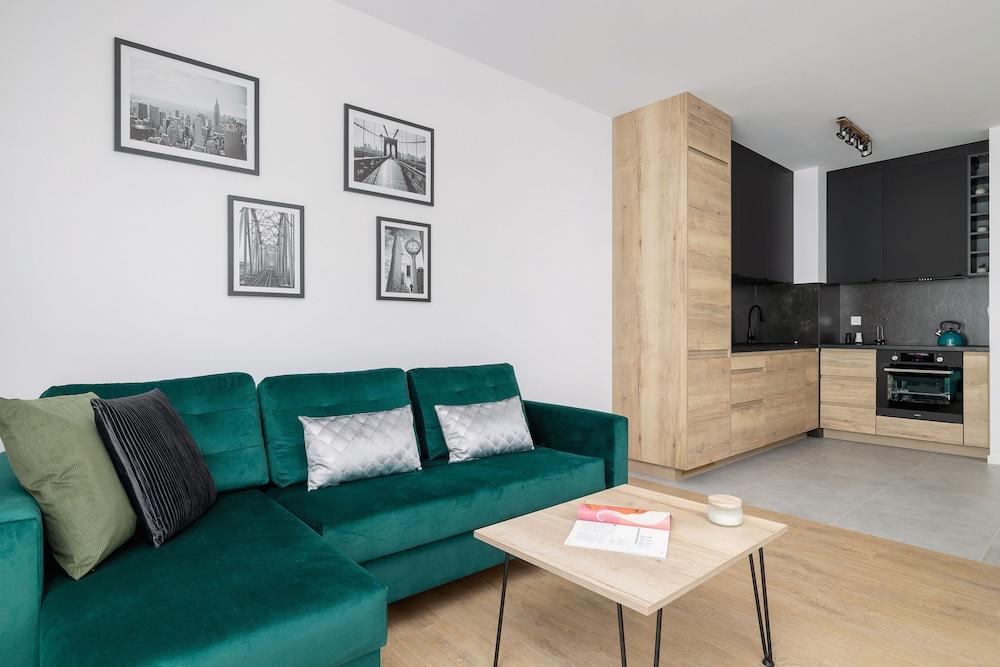 Apartament Otoczony Zielenią by Renters