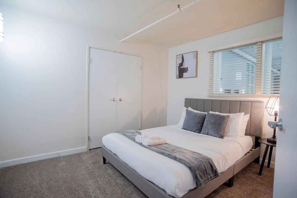 5BR Cozysuites The Block with Pool Table