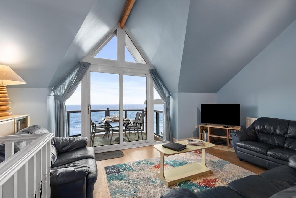 Schooner House - Panoramic Sea Views and Parking