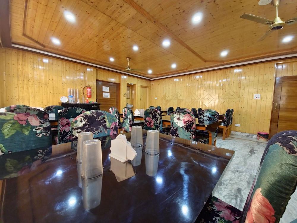 Seven Hills Hotel Srinagar