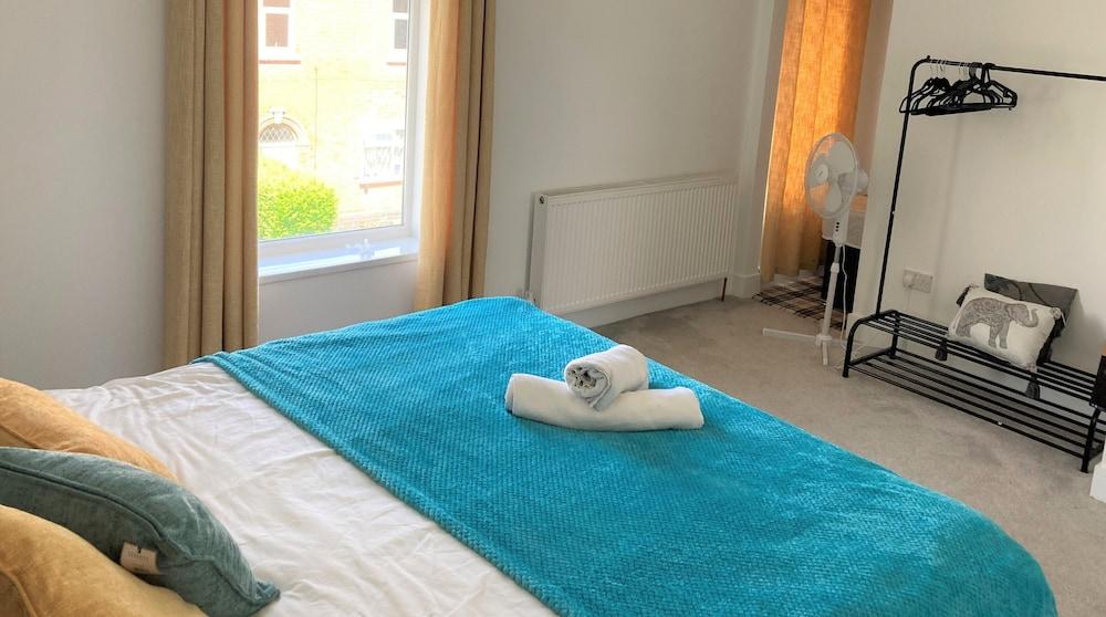 Lovely 4-bed House in Central Wolverhampton