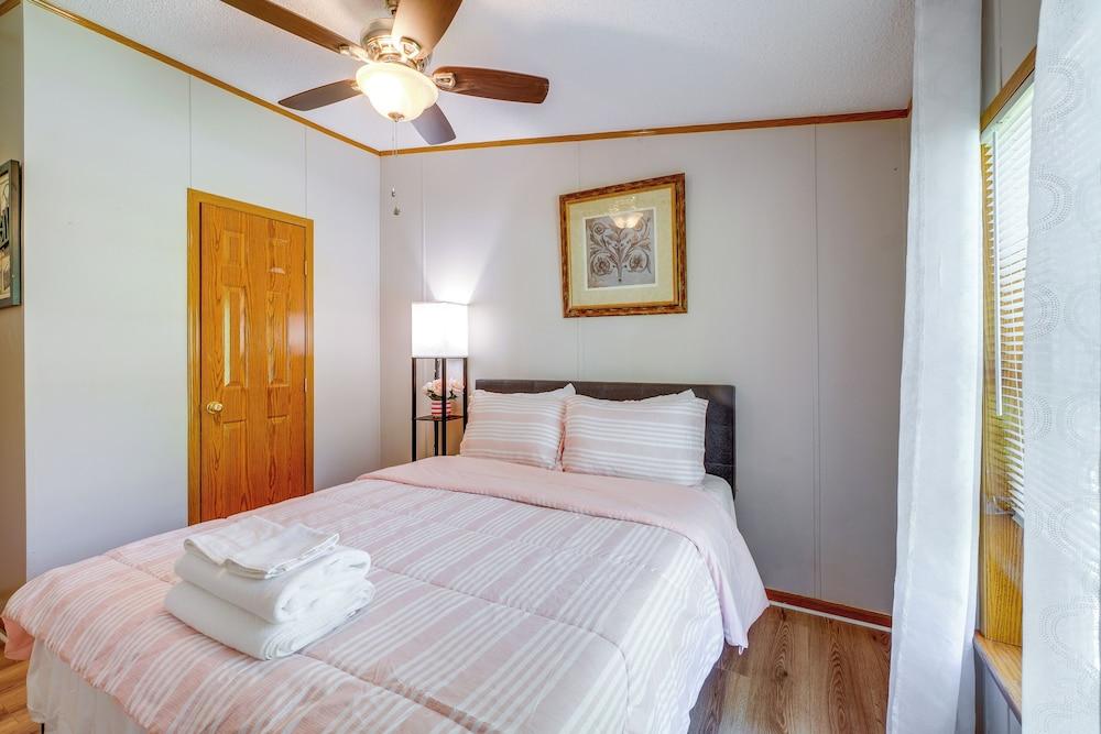 Pet-friendly Emerald Lake Retreat in Charlestown!