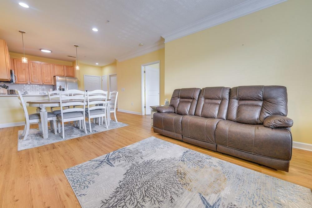 Lovely Calabash Condo w/ Balcony, 11 Mi to Beach!