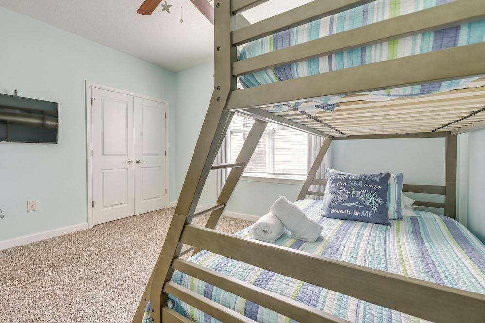 Lovely Calabash Condo w/ Balcony, 11 Mi to Beach!