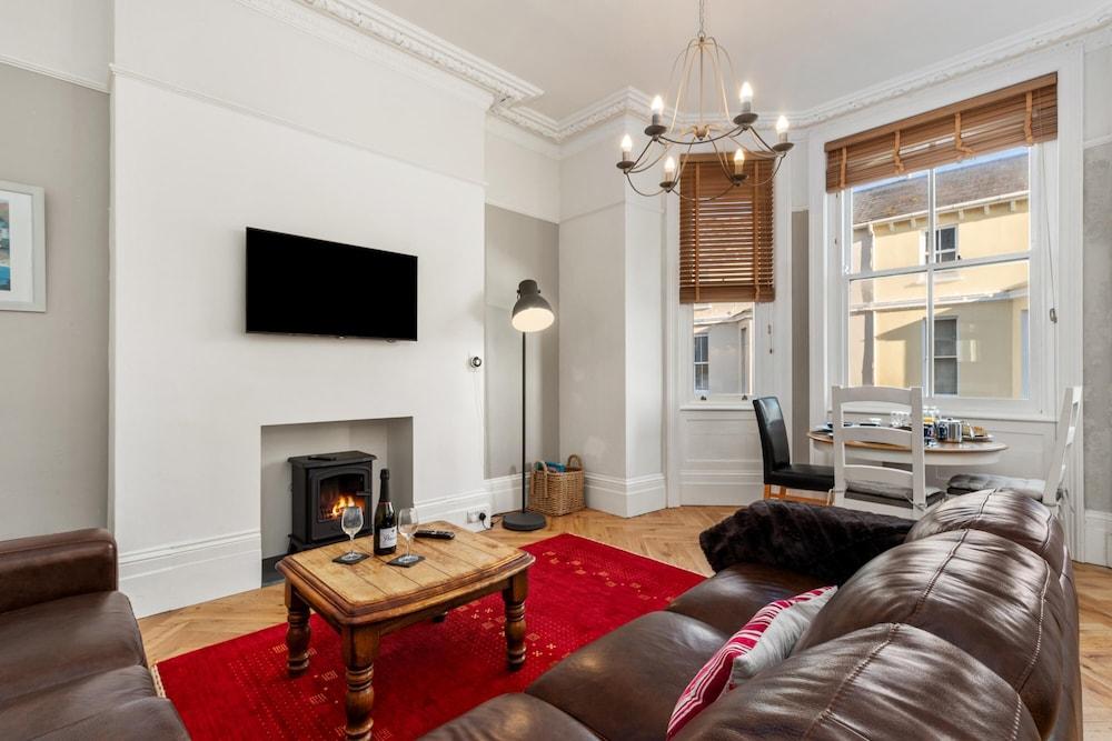 Spinnaker - Close to Town Sea Views