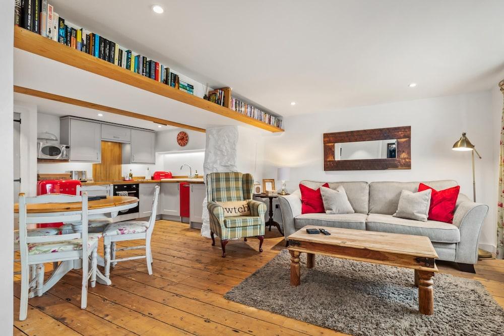 The Cwtch Apartment - Sea Views Walk to Beach