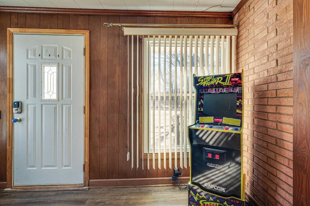 Spacious Lexington Abode w/ Pool Table & Fireplace