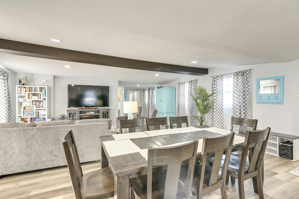 Galveston Getaway w/ Shared Yard, Walk to Seawall!