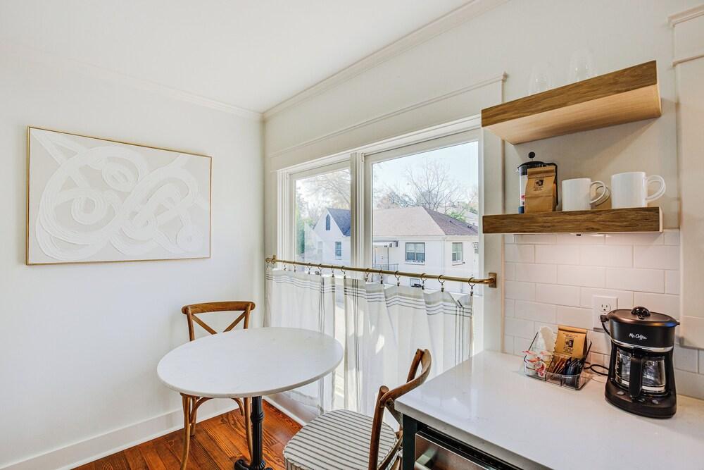 2 Mi to Tyler Rose Garden: Vibrant Apartment!