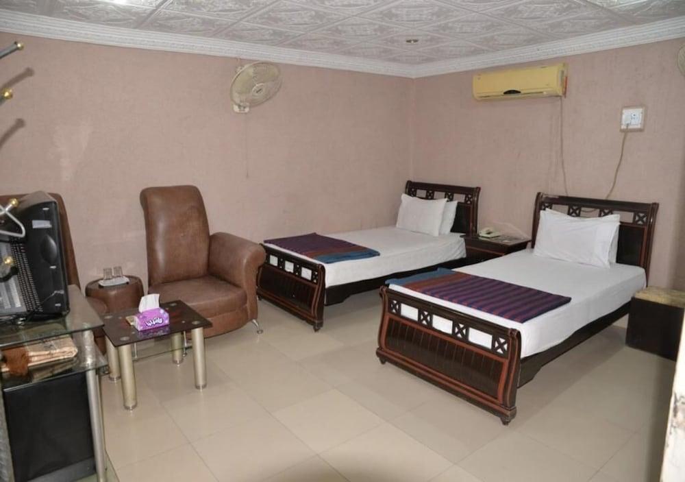 Step inn Guest House Sukkur