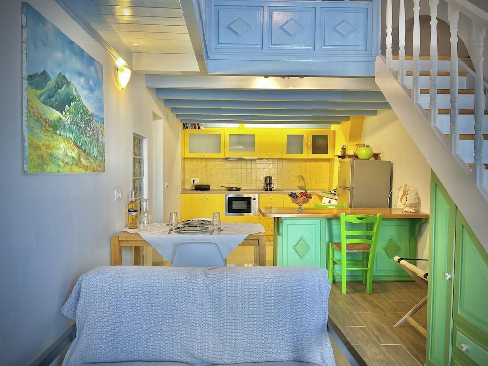 Pitini 2 - Seafront - Harbour view