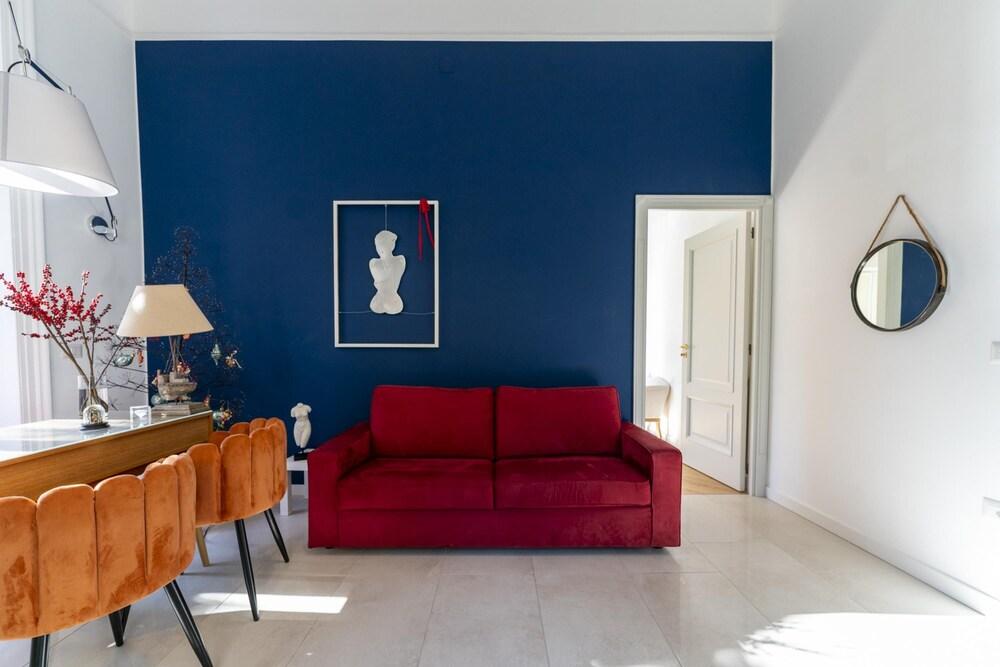 Piazza San Luigi 9 in Naples