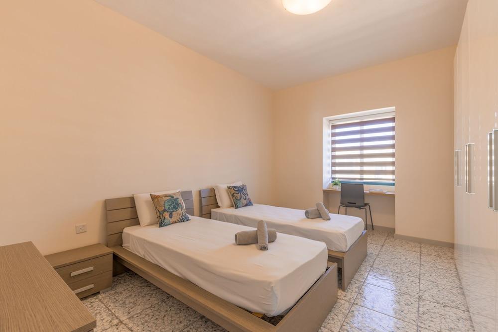 Harbour View Spacious 2BR Apartment