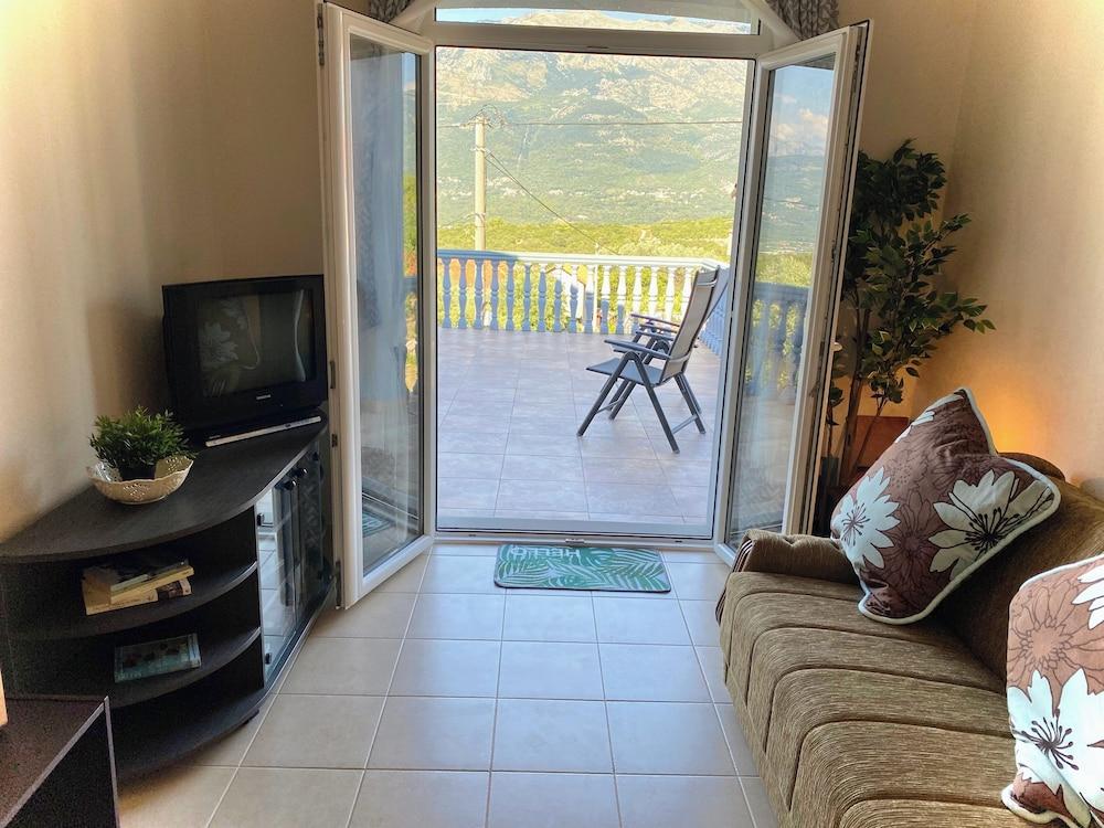 Captivating and Spacious 2-bed House in Vranovici