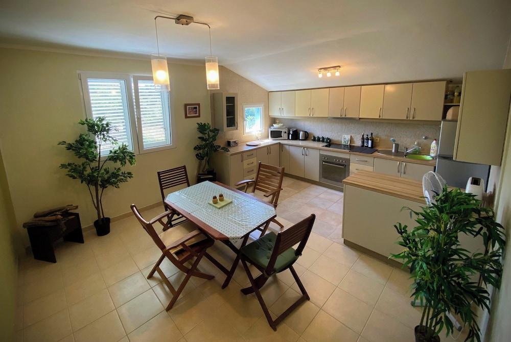 Captivating and Spacious 2-bed House in Vranovici