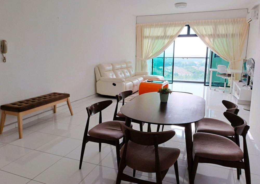 JB Bukit Indah Skyloft Suites