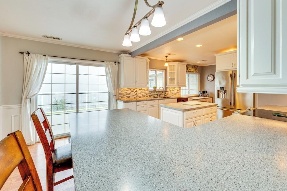 East Wenatchee Home ~ 2 Mi to Columbia River!