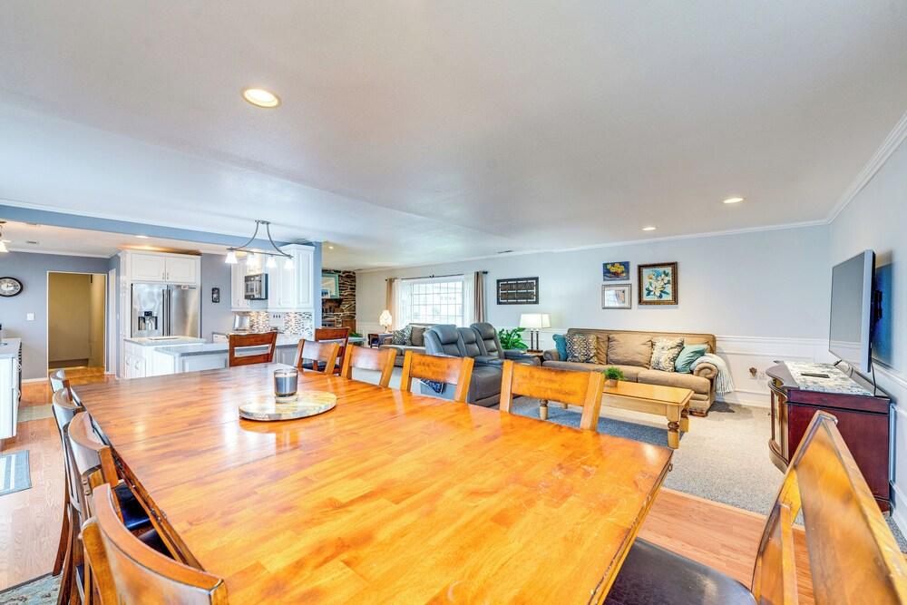 East Wenatchee Home ~ 2 Mi to Columbia River!