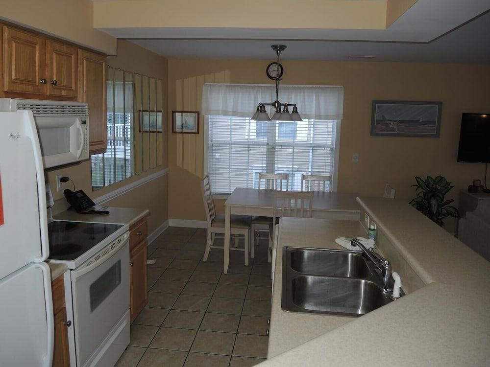 2804m 1 Bedroom Condo by RedAwning