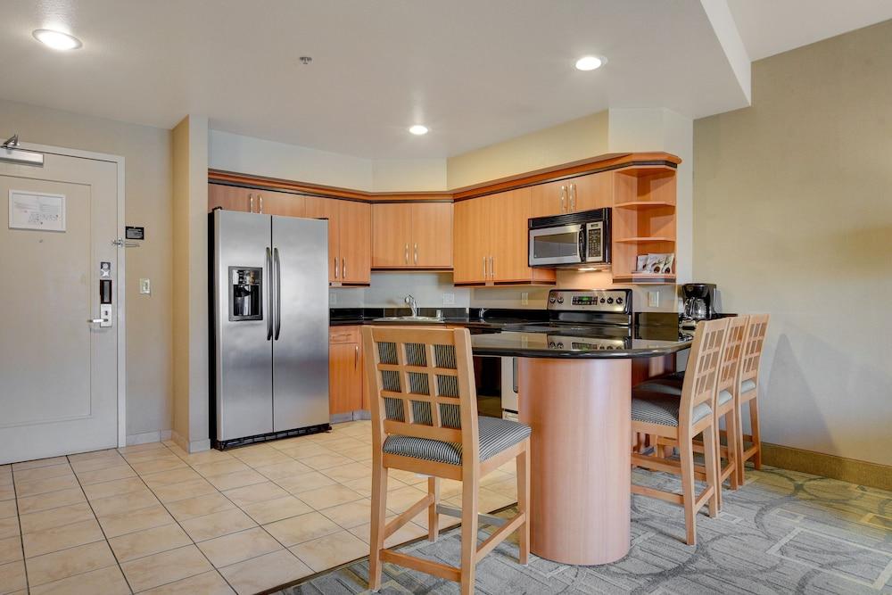 Sapphire Skyline Premium Suite