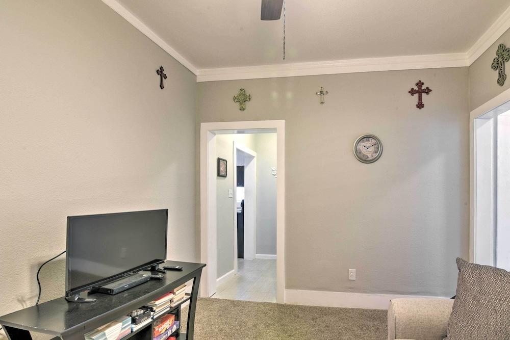 Convenient Apt w/ Golf Carts & Grill Access!