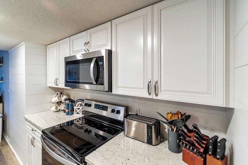 Lazy L at the Lake Chic 3 BDR Condo w/ Boat Slip