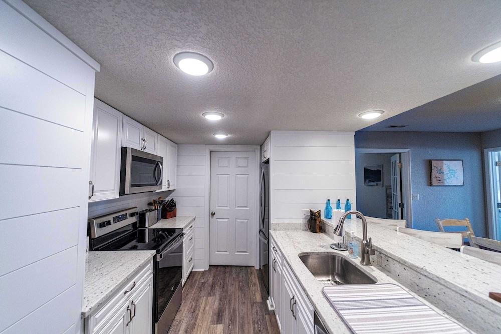 Lazy L at the Lake Chic 3 BDR Condo w/ Boat Slip