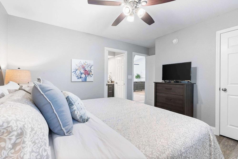 Great Escape II - Resort Style 2 BDR Condo on Golf Course w/ Pool!