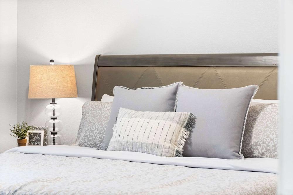 Great Escape II - Resort Style 2 BDR Condo on Golf Course w/ Pool!