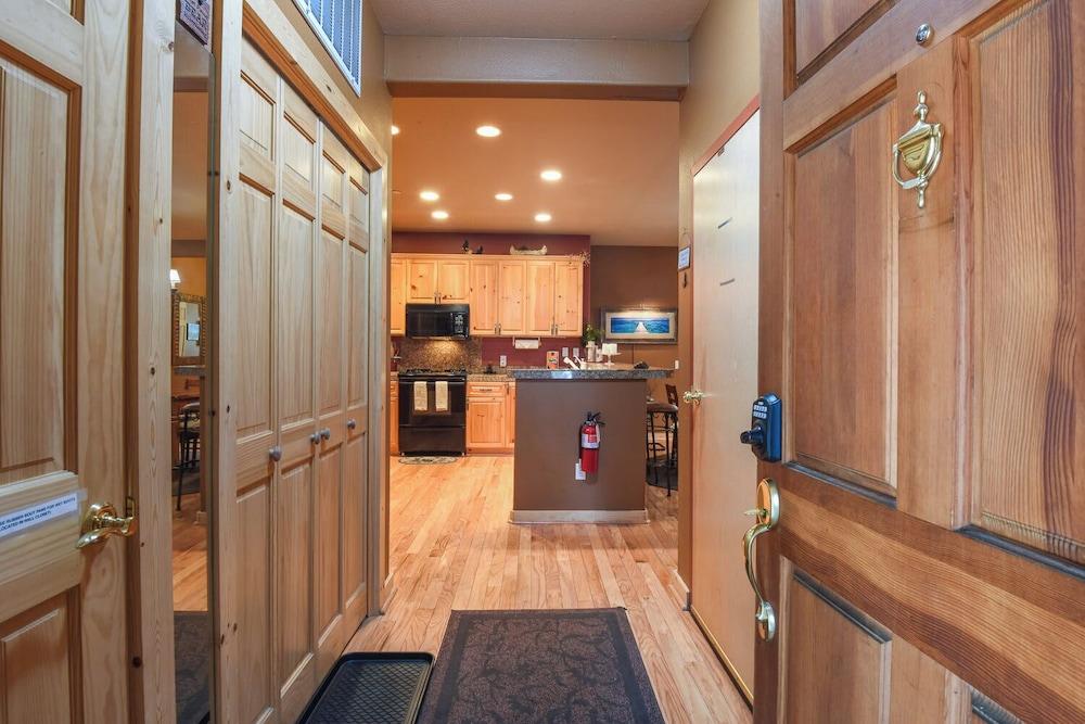 Crystal Charm Amazing 3 BDR Condo Close to Beaches, Casinos, & Skiing!