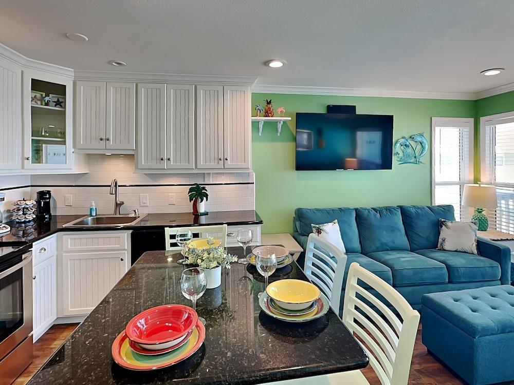 Seascape 1313 - Pineapple Island