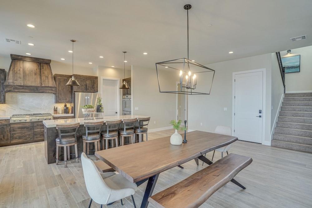 Spacious Utah Escape w/ Balcony & Mountain Views!