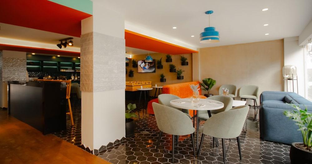 Vista Express Guadalajara Expo SureStay Collection by BW