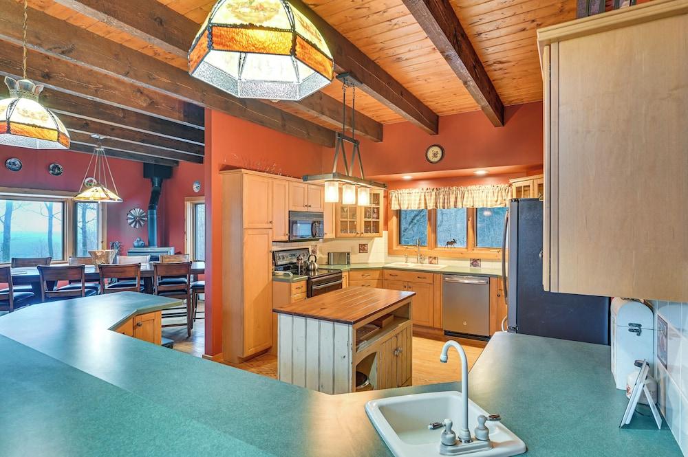 Secluded Adirondack Cabin ~ 5 Mi to Sacandaga Lake