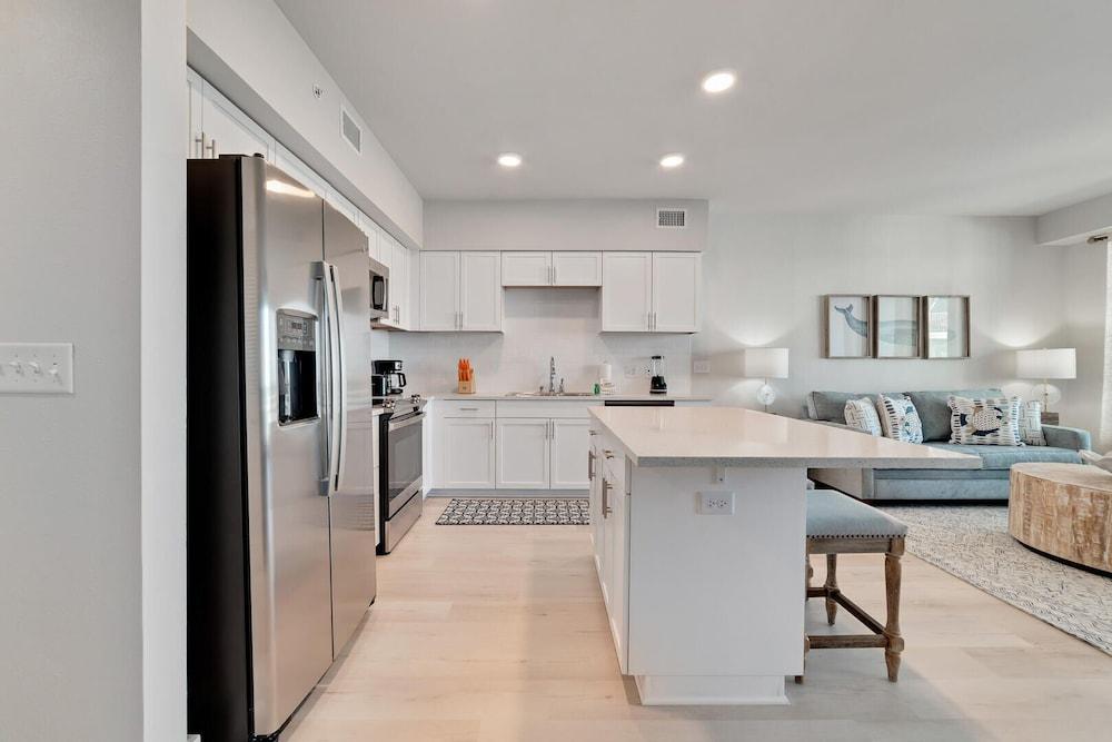 Charming 2bd/1.5ba Beachfront Condo w/ Pool View