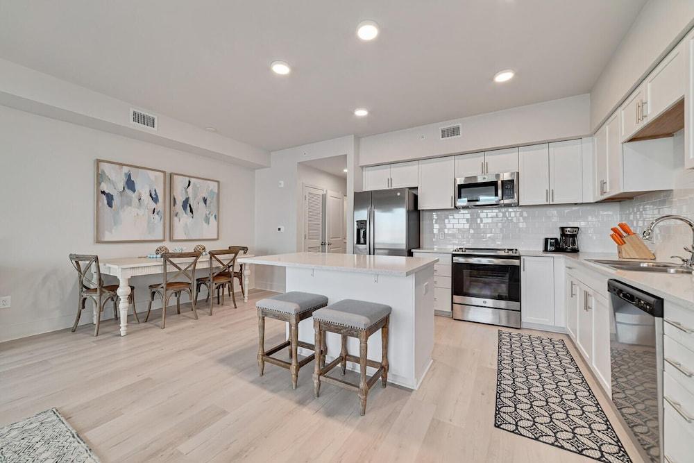 Charming 2bd/1.5ba Beachfront Condo w/ Pool View