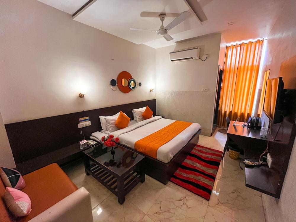 THE KASTURI HOTEL & RESTURANT