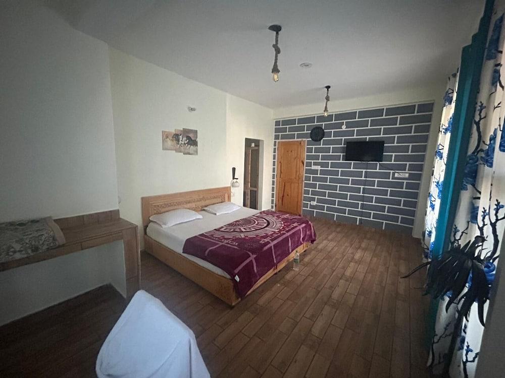 Footsteps Hostel and Cafe