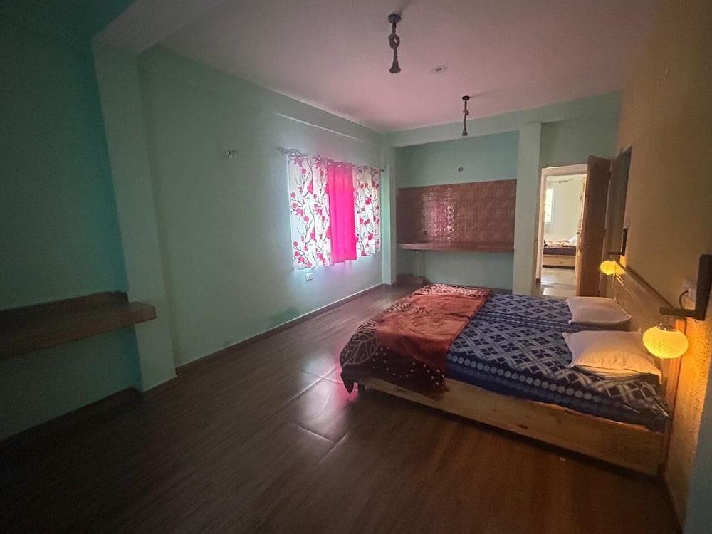 Footsteps Hostel and Cafe