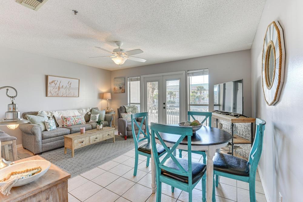 Lovely Destin Condo w/ Pool Access: Walk to Beach!