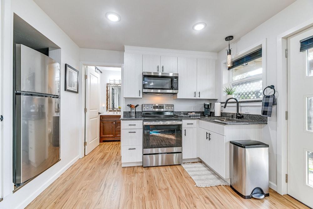 Grants Pass Retreat w/ Hot Tub & Mountain Views!