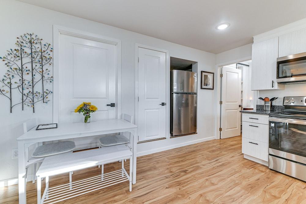 Grants Pass Retreat w/ Hot Tub & Mountain Views!